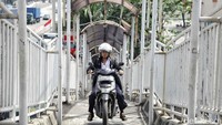 Hal tersebut dapat membahayakan pejalan kaki yang melintas untuk menyebrang.