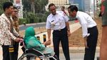 Momen Jokowi dan Ibunda Anies Ngobrol di Trotoar Thamrin