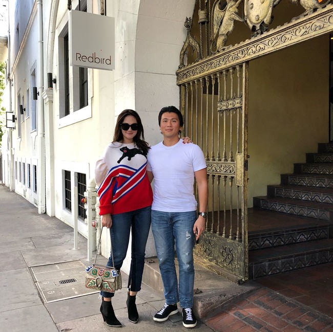 Luna Maya juga tampak menenteng tas mewah saat liburan bersama Reino Barack, sebelum hubungan mereka kandas setelah lima tahun. Dia memakai sweater panther Gucci seharga US$ 2.853 dan tas Gucci Dionysus seharga Rp 45 jutaan. Foto: Instagram Lunamaya