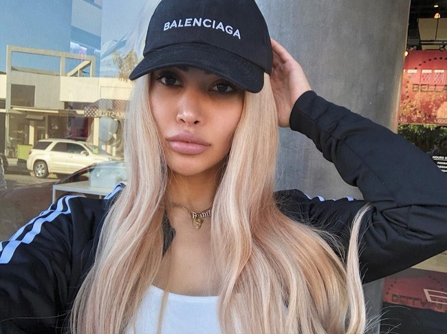 Kini Kamilla menjadi Instagram darling dengan followers lebih dari 600 ribu. Kamilla pun tak ragu menampilkan foto-foto seksi bak Kim Kardashian.  Foto: Instagram (@kamiosman)