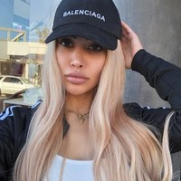 Kini Kamilla menjadi Instagram darling dengan followers lebih dari 600 ribu. Kamilla pun tak ragu menampilkan foto-foto seksi bak Kim Kardashian.  Foto: Instagram (@kamiosman)