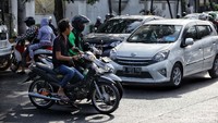 Arus lalu lintas juga menjadi semrawut.
