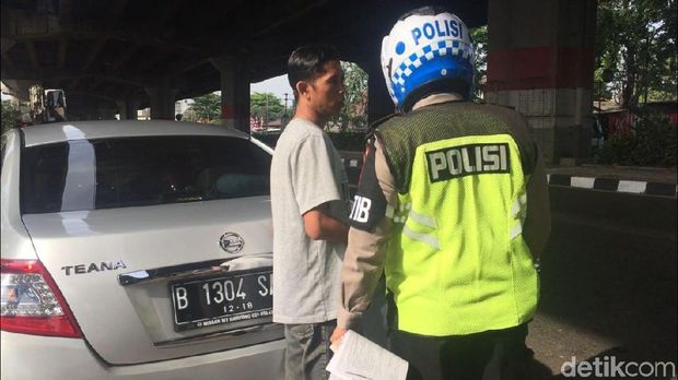 Sedan yang dikemudikan menggunakan pelat nomor genap