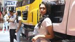 Bibir Merah Menyala Gadis Tata Motors