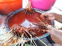 Ibu Sinnaseh: Manis Pedas Racikan Sate Sapi Lombok Legendaris