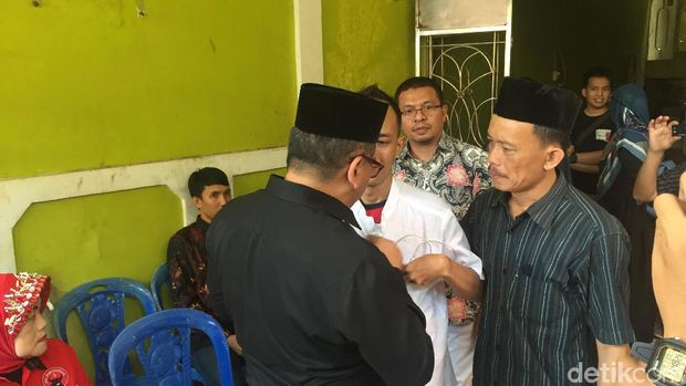 Kedatangan Hasto juga untuk menyampaikan duka cita dari PDIP