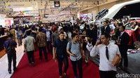 Pengunjung tampak hilir mudik.