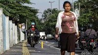 Pengendara sepeda motor menerobos trotoar di Jalan  Danau Sunter Selatan, Jakarta Utara, Jumat (3/8/2018). Seharusnya trotoar tersebut steril dari kendaraan bermotor.