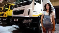 Penampilan dari salah satu gadis Tata Motors.