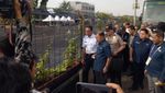 Foto: Saat JK-Anies Makan Pisang untuk Cek Bau Kali Item