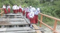 Anak-anak di Kampar Riau Ini Rela Menantang Maut Demi Sekolah Anak-anak di Kampar Riau Ini Rela Menantang Maut Demi Sekolah