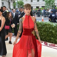 Tak jarang saat tampil di depan publik, Ruby memilih gaun terbuka sehingga mengekspos tatonya. Gaun anggun yang kontras dengan desain tatonya nan dramatis menciptakan daya tarik tersendiri. (Foto: Getty Images)