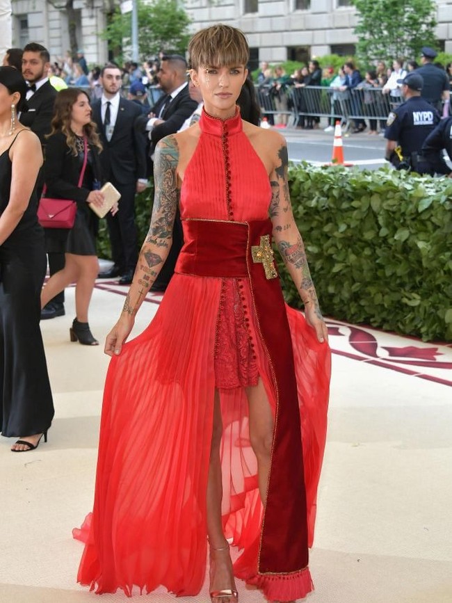 Tak jarang saat tampil di depan publik, Ruby memilih gaun terbuka sehingga mengekspos tatonya. Gaun anggun yang kontras dengan desain tatonya nan dramatis menciptakan daya tarik tersendiri. (Foto: Getty Images)