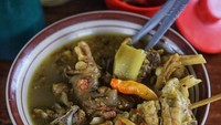 Kalau @jnyfoodjournal, lebih suka tengkleng khas Solo yang dipadukan dengan jeroan dan babat lengkap dengan sambal merah pedas. Foto: Instagram