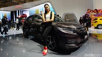 Seorang sales promotion girl (SPG) berpose dengan Honda HR-V.