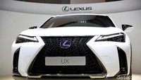 Lexus SUV UX merupakan produk baru Lexus dengan desain yang kompak dan lampu depan 3-LED projector baru yang dikombinasikan dengan grill khas Lexus (signature spindle grille). Sehingga Lexus UX terbaru tersebut terlihat cukup berbeda dibanding mobil lainnya.
