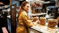 Saking gemarnya dengan minuman kopi, Steffy sampai memilih langsung biji kopi dari Indonesia. Foto: Instagram @steffyburase