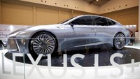 Untuk kenyamanan dan keamanan pengendara, Lexus ES menampilkan Head-Up Display, 12.3 Screen Display, dan 360° Panoramic View Monitor, pertama di kelasnya.