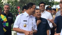 JK dan Anies sempat meninjau kondisi Kali Item yang dipasang waring. Mereka tampak berbincang mengenai kondisi kali. (Fotografer: Muhammad Fida Ul Haq)