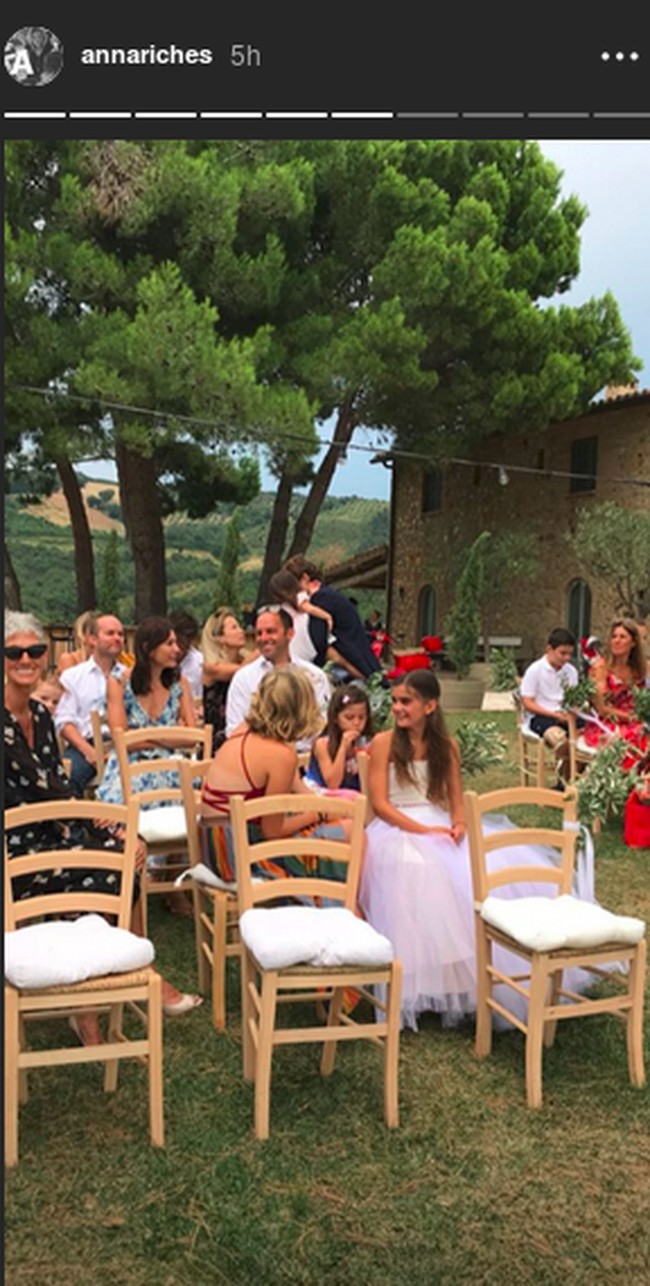 Itu dibuat dari tulle yang bagus yang dilipat dengan desain sinar matahari dan sebagiannya dipotong untuk membentuk kipas di sekitar potongan leher dan belakangnya terbuka. Dalamannya adalah linen sutra lembut warna nude untuk membuat dua warna putih dan ivory mencolok, tambahnya. Foto: Instagram