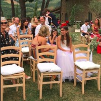 Itu dibuat dari tulle yang bagus yang dilipat dengan desain sinar matahari dan sebagiannya dipotong untuk membentuk kipas di sekitar potongan leher dan belakangnya terbuka. Dalamannya adalah linen sutra lembut warna nude untuk membuat dua warna putih dan ivory mencolok, tambahnya. Foto: Instagram