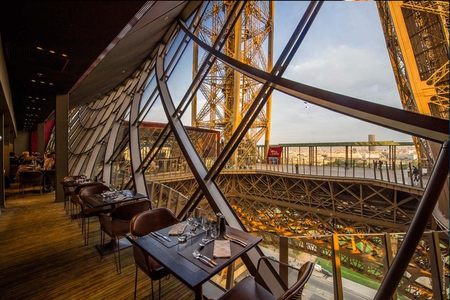 Istimewa Banget Restoran Ini Tawarkan Sensasi Bersantap Di Menara Eiffel 