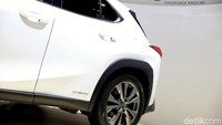 Tak sampai disana, lampu bagian belakangnya juga berubah dengan desain horizontal. Ada juga head-up display, layar 10,3 inci, 8 Lexus Premium Audio speaker, Semi-Aniline leather, dan Seat Heater dan Cooler.