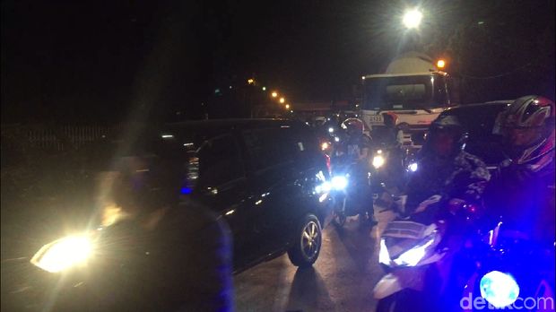 Kondisi lalu lintas di sekitar lokasi terpantau padat
