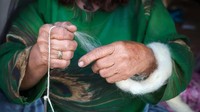 Selama berabad-abad, orang-orang Qashqai dikenal di seluruh Iran sebagai pembuat karpet dan produk wol lainnya. Wol yang diproduksi di pegunungan dan lembah dekat Shiraz sangat lembut dan indah karena warnanya lebih mencolok daripada wol dari bagian lain Iran (Pascal Mannaerts/BBC Travel)
