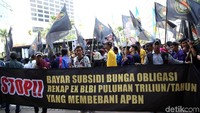 Massa menuntut pengusutan kasus Bantuan Likuiditas Bank Indonesia (BLBI) dan Century Gate dituntaskan.