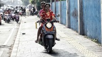 Sudah menerobos trotoar, pengendara ini juga tidak memakai helm.