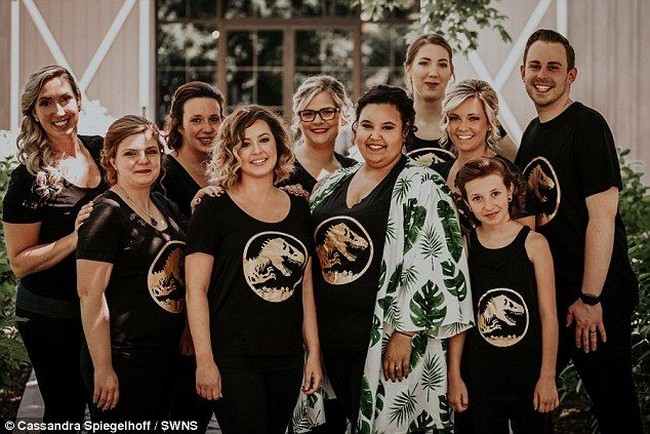 Walau temanya Jurassic Park, Courtney ingin segala halnya tetap terasa sakral seperti pernikahan pada umumnya. Untuk itu ia memakai gaun cantik, sementara Billy dengan tuksedonya. Aku tidak mau itu berlebihan. Menyenangkan, tapi tetap saja ini pesta pernikahan, katanya kepada Daily Mail. Foto: Dok. Cassandra Spiegelhoff Photography