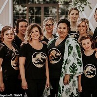 Walau temanya Jurassic Park, Courtney ingin segala halnya tetap terasa sakral seperti pernikahan pada umumnya. Untuk itu ia memakai gaun cantik, sementara Billy dengan tuksedonya. Aku tidak mau itu berlebihan. Menyenangkan, tapi tetap saja ini pesta pernikahan, katanya kepada Daily Mail. Foto: Dok. Cassandra Spiegelhoff Photography