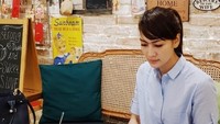 Selain kopi, ternyata Steffy juga senang memesan teh manis saat mengerjakan sesuatu di sebuah kafe yang cozy. Foto: Instagram @steffyburase
