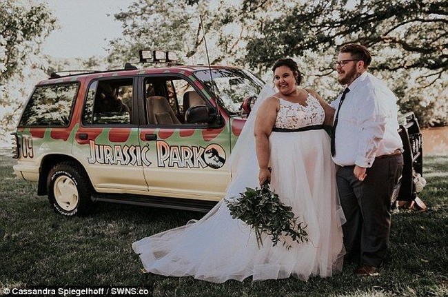 Pengantin bahkan tak pakai mobil mewah saat datang, melainkan Jeep Wrangler dengan gambar Jurassic Park di sisi mobil. Foto: Dok. Cassandra Spiegelhoff Photography