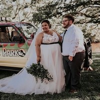 Pengantin bahkan tak pakai mobil mewah saat datang, melainkan Jeep Wrangler dengan gambar Jurassic Park di sisi mobil. Foto: Dok. Cassandra Spiegelhoff Photography