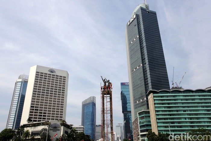 Patung Selamat Datang di Bundaran Hotel Indonesia (HI) menjadi ikon Kota Jakarta. Patung tersebut terus dirawat agar bersih dari debu jalanan.