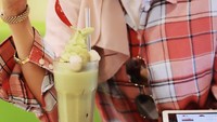 Nama Steffy Burase, mulai menjadi sorotan ketika ia dipanggil KPK untuk dimintai keterangan mengenai kasus suap yang dilakukan Irwandi Yusuf.  Foto: Instagram @steffyburase