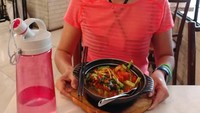Meskipun doyan makan, namun tubuhnya tetap langsing. Kali ini, Liliana terlihat sedang menikmati mie kangkung terasi yang hangat. Cantik ya! Foto: Instagram @lianatasno