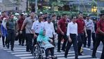 Momen Jokowi dan Ibunda Anies Ngobrol di Trotoar Thamrin