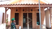 Penampakan rumah Lalu M Zohri saat menjalani proses renovasi. Tampak seorang anggota TNI sedang berdiri di depan rumah Zohri. Pool/Kementerian PUPR.