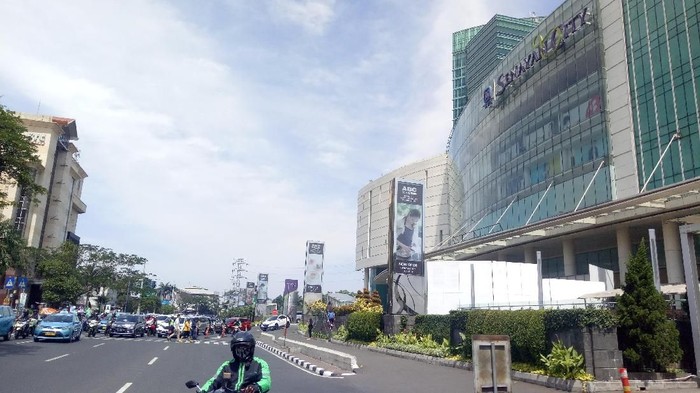 Pedagang sate taichan direlokasi ke parkiran motor samping Mal Senayan City