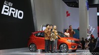 Kalau dilihat, bagian belakang Brio berubah total. Jika sebelumnya didominasi oleh kaca, kini desain bagian bokong Brio jauh lebih sporty.