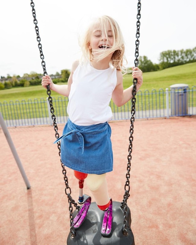 Daisy-May, gadis dengan kedua kaki diamputasi ini memiliki semangat dan keceriaan seperti anak lain sebayanya. Ini membuat ia menginspirasi dan mencuri hati banyak orang. Foto: Dok. Instagram/Daisy-May Demetre