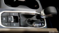 Hyundai Santa Fe dibekali dua mesin yang berbeda yakni mesin bensin 2.4 MPi D-CVVT dengan transmisi matik 6 percepatan dan diesel R2.2 CRDi EVGTurbo dengan transmisi 8 percepatan.