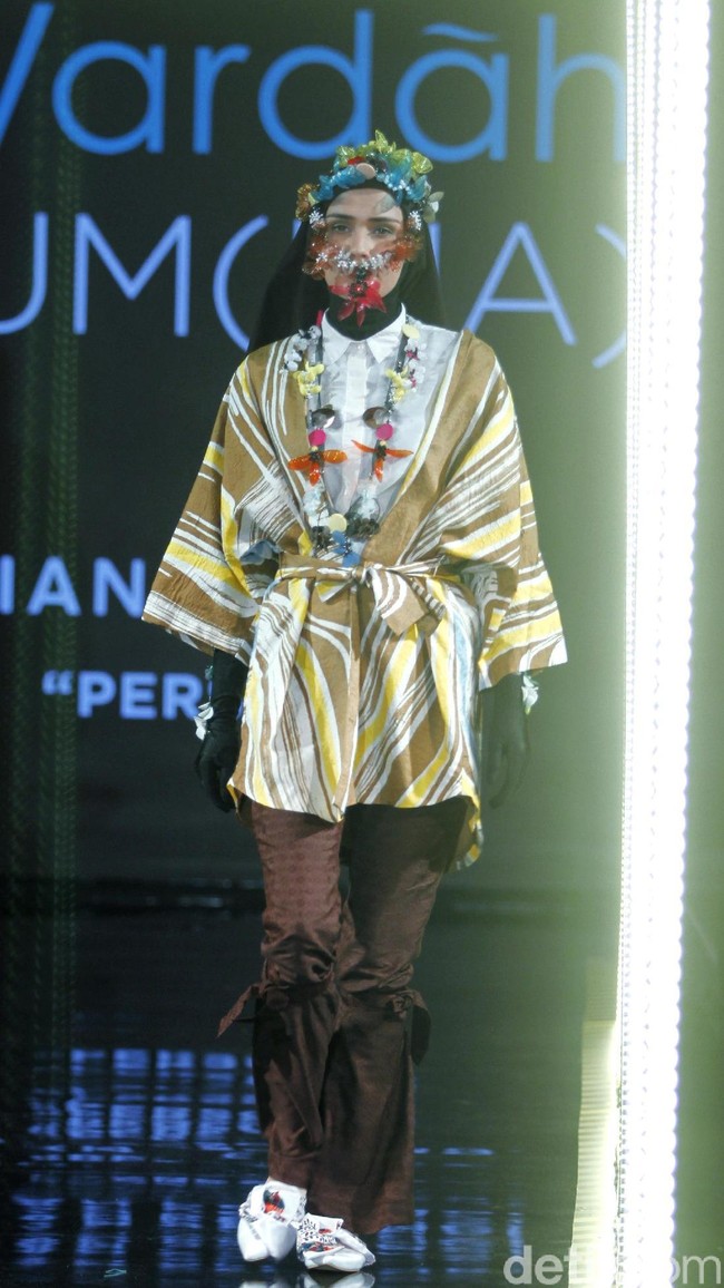 Koleksi terbaru Dian Pelangi yang menampilkan tema Pesona di Jakarta Modest Fashion Week 2018, Atrium Gandaria City Jakarta, Minggu [29/7/2018]. Foto: Mohammad Abduh/Wolipop