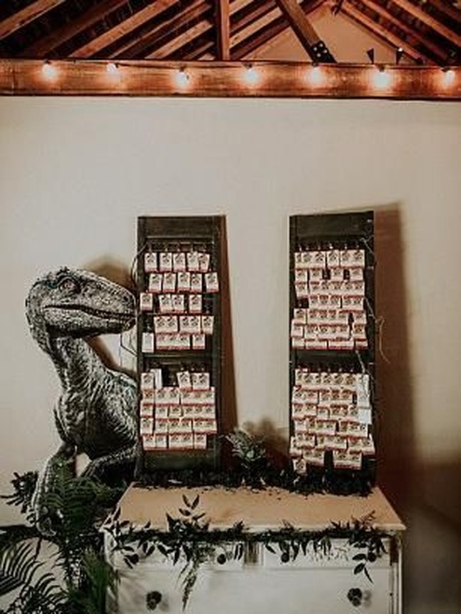 Fotografer Cassandra Spiegelhoff mengabadikan momen unik ini hingga ke detailnya. Tema Jurassic Park untuk pernikahan bisa sangat payah. Bisa terlihat norak atau murah. Tapi ini sangat elegan. Dia berhasil melakukannya, tutur sang fotografer. Foto: Dok. Cassandra Spiegelhoff Photography