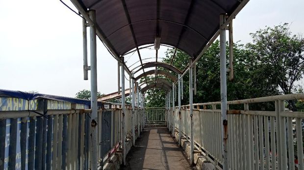 Atap JPO bolong-bolong