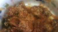 Wanita dengan sapaan akrab Umi Elvy ini juga jago masak. Hari ini masak sendiri dg menu favorit, ayam wijen, terong bakar balado n sambal terasi, tulisnya di keterangan foto. Foto: Instagram elvy_sukaesih
