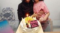 Bersama dengan sang anak, Liana Tasno terlihat sedang merayakan hari ulang tahunnya. Cake dengan rasa manis dan berlapis krim pun disuguhkan langsung di depan wanita cantik ini. Foto: Instagram @lianatasno